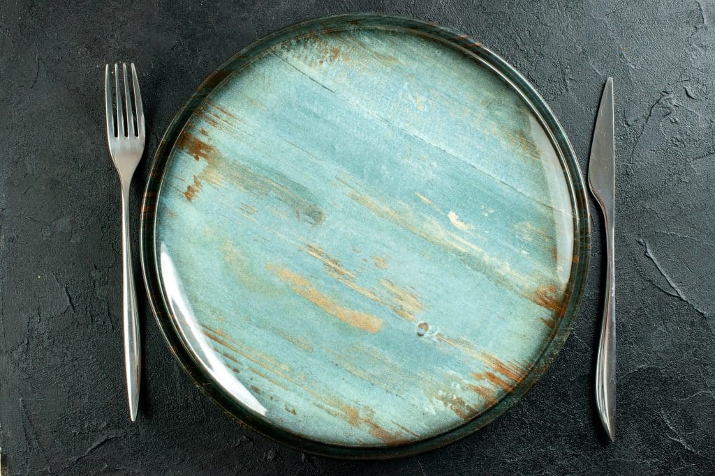 Assiette à motif design épuré